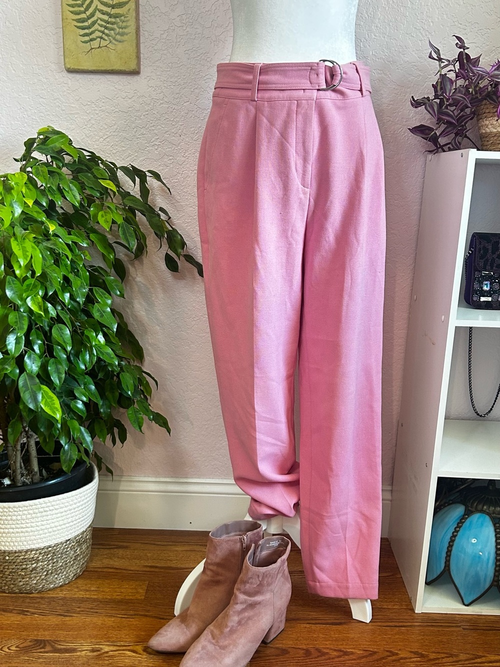 Akris punto "Fred" belted ankle pants in a light pink/pebble pink size 8
